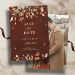 Herfst herfst laat rustiek land Boho foto Save The Date<br><div class="desc">Elegante rustieke landelijke herfst foto bewaar de datumkaart met bruin,  rood,  sinaasappel,  groene eucalyptusbladeren. Neem contact met mij op voor hulp bij maatwerk of als u een ander product met dit ontwerp nodig hebt.</div>