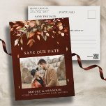 Herfst herfst laat rustiek land opslaan de datum briefkaart<br><div class="desc">Het elegante rustige land wordt het briefkaart met bruine,  rode,  oranje,  groene eucalyptusbladeren. Neem contact met mij op voor hulp bij aanpassingen of als u een ander product nodig hebt met dit ontwerp.</div>