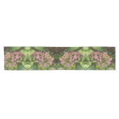 Herfst Hydrangea Bloei met Gouden Hosta Bladeren Korte Tafelloper (Horizontaal)