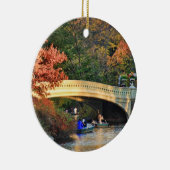 Herfst in Central Park: Boaters door Bow Bridge #0 Keramisch Ornament (Rechts)