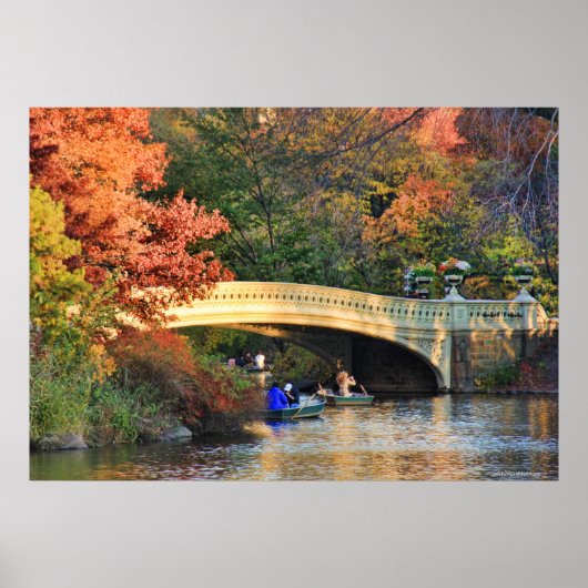 Herfst in Central Park: Boaters door Bow Bridge #0 Poster (Voorkant)