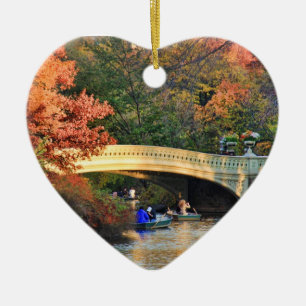 Herfst in Central Park: Roeiers bij Bow Bridge #01 Keramisch Ornament
