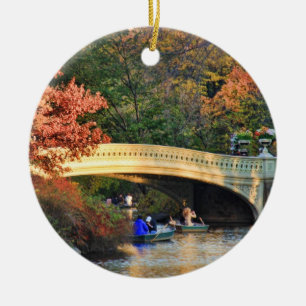Herfst in Central Park: Roeiers bij Bow Bridge #01 Keramisch Ornament