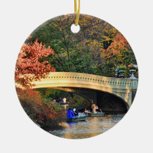 Herfst in Central Park: Roeiers bij Bow Bridge #01 Keramisch Ornament (Voorkant)