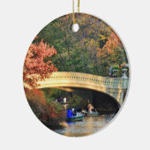 Herfst in Central Park: Roeiers bij Bow Bridge #01 Keramisch Ornament (Links)