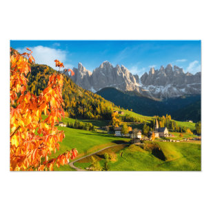 Herfst in een Dolomietenlandschap met een kerk Foto Afdruk
