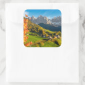 Herfst in een Dolomietenlandschap met een kerk Vierkante Sticker (Tas)