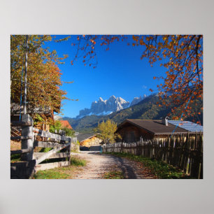 Herfst in een dorp in de Dolomieten in Italië Poster