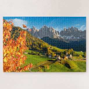 Herfst in het berglandschap Dolomites met kerk Legpuzzel