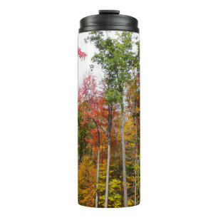 Herfst in het bos Kleurrijke herfstfotografie Thermosbeker