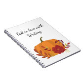 Herfst in liefde met het schrijven van pompoen met notitieboek (Rechterzijde)