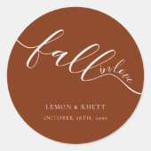 Herfst in liefde terracotta script bruiloft gunst ronde sticker (Voorkant)