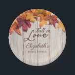 Herfst in Liefde Vrijgezellenfeest Rustiek Hout Papieren Bordje<br><div class="desc">Herfst in love vrijgezellenfeesten bord heeft een lichte houten achtergrond met bladeren langs de bovenkant.</div>
