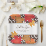 Herfst in liefdesherfst leveert huwelijksmonogram papieren bordje<br><div class="desc">Herfst met de titel aangepast trouwpapier borden is voorzien van een patroon van draaiende wervelingen en paarse bladeren boven aanpasbare tekst met de titel "Herfst in Love" en een monogram van de bruid- en bruinnamen en de trouwdatum. De rijke herfstkleuren omvatten sinaasappel,  rood,  koper,  goud,  en chocoladebruin.</div>