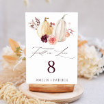 Herfst in Love Pumpkin Autumn Wedding Kaart<br><div class="desc">Dit nummer van de trouwtafel is voorzien van waterverf witte en gele pompoenen versierd met bordeaux,  kastanjebruin en blozend roze bloemetjes over herfstbladeren. Voor meer geavanceerde aanpassing van dit ontwerp,  klikt u op de BUTTON BLUE DESIGN TOOL hierboven</div>