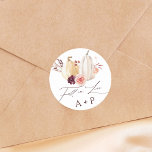 Herfst in Love Pumpkin Autumn Wedding Ronde Sticker<br><div class="desc">Deze bruiloft sticker is voorzien van waterverf witte en gele pompoenen versierd met bordeaux,  kastanjebruin,  en blush roze bloemen over de herfst bladeren. Voor meer geavanceerde aanpassing van dit ontwerp,  klikt u op de link "Aanpassen verder". Overeenkomende objecten zijn ook beschikbaar.</div>