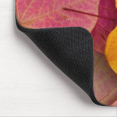 Herfst kleur op neergevallen bospijlstaaf muismat (Hoek)