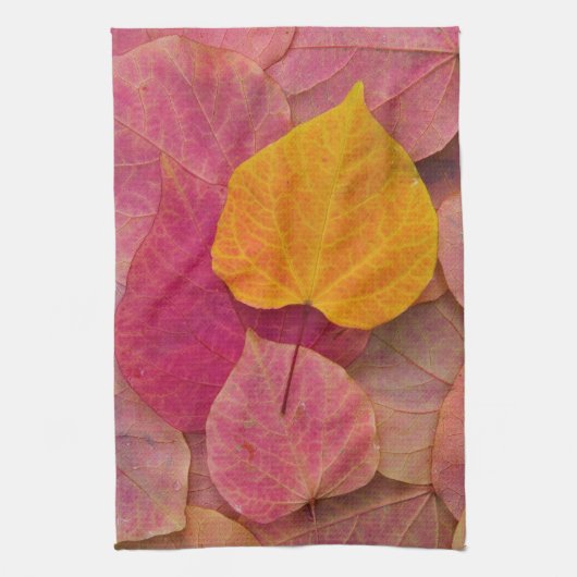 Herfst kleur op neergevallen bospijlstaaf theedoek (Verticaal)