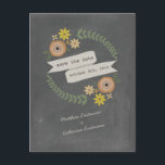 Herfst krans krijtbord geïnspireerd Save the date Aankondigingskaart<br><div class="desc">Een herfst herfst opslaan van de datum bruiloft briefkaart met een afbeelding van bloemen en groen in een cirkelvorm met banner in het midden. Personaliseer de tekst. Achtergrond is krijtbord geïnspireerd.</div>