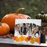 Herfst Leaf Pas getrouwd Foto Collage Autumn Weddi Fotoplaat<br><div class="desc">Deze prachtige trouwaankondigingsfoto van de Thanksgiving is voorzien van een elegant 3 fotocollage onder de oranje woorden We Eloped. Deze  herfstbladfoto met trendy wit hout achter de bladeren is een schitterende vakantiekaart om je nieuwe foto's te versieren. Geef bedankt voor je nieuwe huwelijk met deze schattige paar foto's.</div>