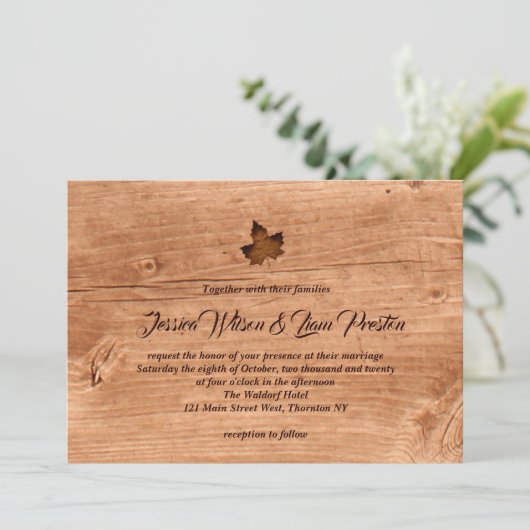 Herfst Maple Leaf Wedding Uitnodiging op eiken (Staand voorkant)