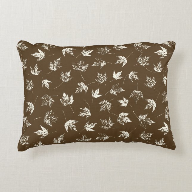 Herfst Maple lekt op bruin - naadloos patroon. Accent Kussen (Voorkant)