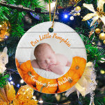 Herfst Newborn Photo Baby Pumpkin Double Sided Gif Keramisch Ornament<br><div class="desc">Deze mooie,  moderne Thanksgiving pasgeboren fotoversiering is voorzien van een foto van je zoete nieuwe baby onder de woorden Our Little Pumpkin in oranje. Deze  herfstfoto met trendy wit hout achter de pleister van pompen is een elegant cadeau voor een halloween of Thanksgiving geboorte.</div>