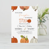 Herfst onze kleine pompoen draaien twee 2e verjaar kaart (Staand voorkant)