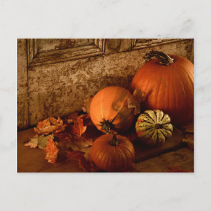 Herfst oogsten/pompoenen en pompoenen aan de deur briefkaart