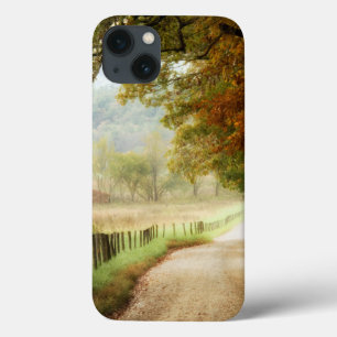 Herfst op een landweg iPhone 13 hoesje
