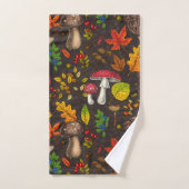 Herfst paddenstoelen, bladeren, noten en bessen op bad handdoek (Handdoek)