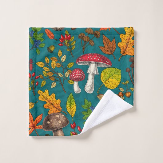 Herfst paddenstoelen, bladeren, noten en bessen op bad handdoek (Wasdoekje)