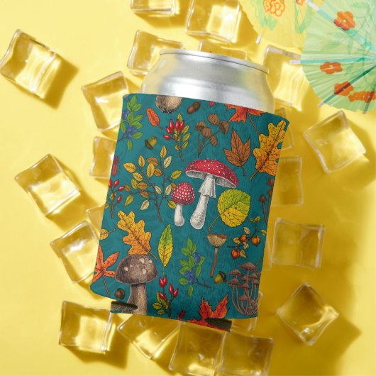 Herfst paddenstoelen, bladeren, noten en bessen op blikjeskoeler (Insitu Zomer)