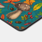 Herfst paddenstoelen, bladeren, noten en bessen op bureaumat (Hoek)