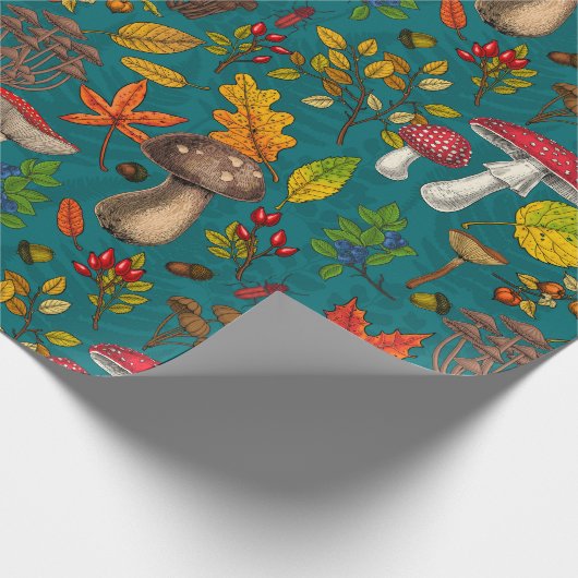 Herfst paddenstoelen, bladeren, noten en bessen op cadeaupapier (Hoek)