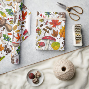 Herfst paddenstoelen, bladeren, noten en bessen op cadeaupapier