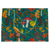 Herfst paddenstoelen, bladeren, noten en bessen op groot cadeauzakje (Voorkant)
