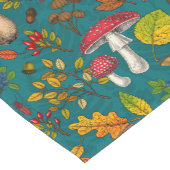 Herfst paddenstoelen, bladeren, noten en bessen op korte tafelloper (Hoek)