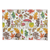 Herfst paddenstoelen, bladeren, noten en bessen op kussensloop (Voorkant-Links)