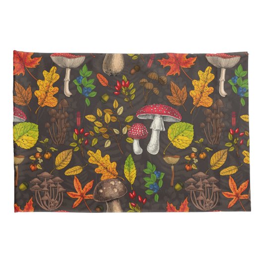 Herfst paddenstoelen, bladeren, noten en bessen op kussensloop (Achterkant-Rechts)