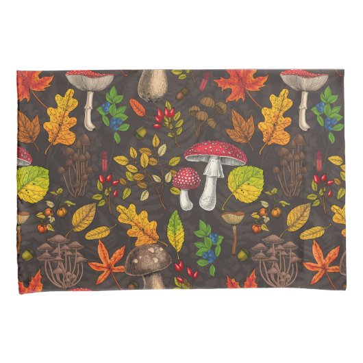 Herfst paddenstoelen, bladeren, noten en bessen op kussensloop (Voorkant-Rechts)