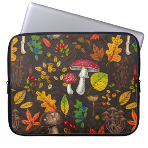 Herfst paddenstoelen, bladeren, noten en bessen op laptop sleeve
