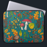 Herfst paddenstoelen, bladeren, noten en bessen op laptop sleeve<br><div class="desc">Hаnd geschilderd vectorpatroon met diverse herfstpaddenstoelen,  gevallen bladeren,  eikels,  bessen en insecten</div>