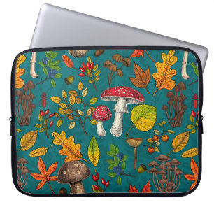 Herfst paddenstoelen, bladeren, noten en bessen op laptop sleeve