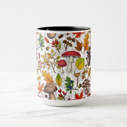 Herfst paddenstoelen, bladeren, noten en bessen op mok (Midden)