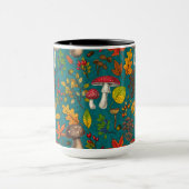 Herfst paddenstoelen, bladeren, noten en bessen op mok (Midden)