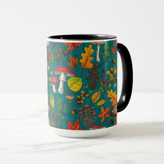 Herfst paddenstoelen, bladeren, noten en bessen op mok (Voorkant rechts)
