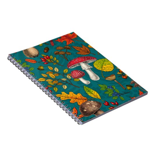 Herfst paddenstoelen, bladeren, noten en bessen op notitieboek (Rechterzijde)