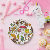 Herfst paddenstoelen, bladeren, noten en bessen op papieren bordje (Feest)