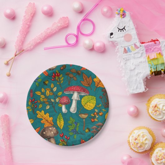 Herfst paddenstoelen, bladeren, noten en bessen op papieren bordje (Feest)